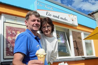 Zum Männertag gibts in Auerbach Eis mit Schwarzbier - Inhaber Karl Hartl und Gabi Utner im Geschäft an der Albert-Schweitzer-Straße.