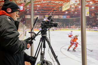 Zum Mitfiebern auf die Couch - Bei den Eispiraten Crimmitschau wird seit vielen Jahren ein Livestream produziert. Der bietet dem Zuschauer verschiedene Kameraperspektiven und auch Wiederholungen - zum Beispiel von Toren - an. 