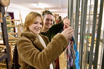 Zum Modedesign-Studium ins Erzgebirge? Viele junge Leute zeigen Interesse - Evanna Maksymova (l.) im Gespräch mit der wissenschaftlichen Mitarbeiterin Julia Gäse.