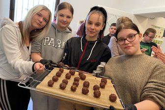 Zum nachhaltigen Reiseziel ernannt: Wie grün der Waldpark Grünheide wirklich ist - Süße Schokokugeln gerollt haben Lea Pifzschel, Lucia Lange, Chayenne Oppermann und Chelsea Mittenzwei von einer Bautzener Förderschule im Waldpark Grünheide. Die Achtklässler bleiben fünf Tage und nutzen vor allem die Natur zum Wandern und Sportangebote.