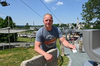 Zum Neustart ist einiges anders - Stefan Uhlmann von der Geschäftsleitung der Touristenzentrum am Adlerfelsen GmbH an einem der Drehkreuze, die neu installiert worden sind.