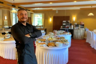 Zum Osterbrunch im Erzgebirge reisen sogar Gäste aus der Schweiz an - Karol Balog ist Geschäftsführer im Berggasthof Drei-Brüder-Höhe. Dorthin wurde am Sonntag zum Osterbrunch eingeladen.