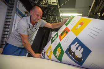 Zum Reinbeißen: Warum Sachsendruck vegane Bilderbücher druckt - Drucker Holger Merten mit einem Miffy-Bilderbuchbogen.