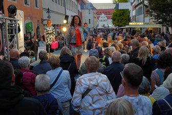 Zum Schluss noch auf Nachtschicht: So schön war der Sommer in Freiberg - Nicht nur bei den Modenschauen war die Burgstraße gut gefüllt.