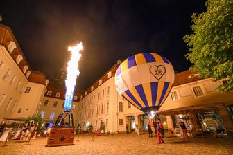 Zum Schluss stieg der Ballon auf: Das war die erste Lichtenwalder Schlossnacht - Ballonglühen im Barockschloss Lichtenwalde: Christian Köhler vom Chemnitzer Verein für Luftfahrt präsentierte besondere Lichteffekte.