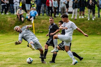 Zum Schützenfest-Auftakt: Fußballer des Chemnitzer FC gewinnen mit 20:0 beim SV Rotation Göritzhain - Schwer war es für die Göritzhainer Abwehr am Freitagabend, alle Angriffe des CFC zu verteidigen. Hier ist Rotation-Ersatztorwart David Schmidt, der künftig zum Trainerstab gehört, machtlos.