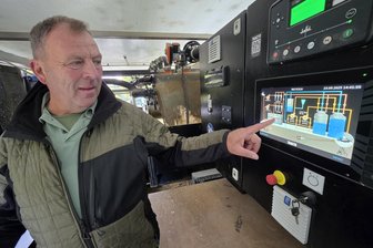 Zum Schutz der Flussperlmuschel: Wasserleitung wird nahe der B 92 im Vogtland umverlegt - Jörg Schmidt (Foto) und seine Mitarbeiter setzen beim Leitungsbau zwischen Adorf und Bad Brambach auf grabenlose Bauweise und eine Bodenrecycling-Maschine mit Siebtechnik.