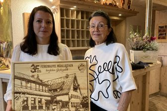 Zum Sommer-Grand-Prix im Vogtland: In diesem Hotel tanken die deutschen Springer Kraft - Tina und Christine Goldhahn begrüßen im 35. Geschäftsjahr die deutschen Skispringer als Gäste in ihrem Hotel. Am Wochenende ist Sommer-Grand-Prix am Schwarzberg.
