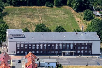 Zum Stadtjubiläum in Meerane: DJ legt an zwei Tagen bis Mitternacht auf - Blick zur Stadthalle in Meerane. Auf dem Sportplatz, der sich hinter der Kultureinrichtung befindet, wird zweimal bis Mitternacht gefeiert.