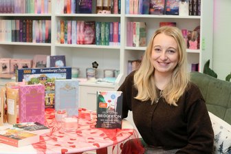 Zum Start der neuen Staffel auf Netflix: So viel Bridgerton findet sich in Zwickau - Die Bücher, auf denen die Erfolgsserie „Bridgerton“ basiert, verkauft in Zwickau Lilly Hofmann in ihrem spezialisierten Genre-Buchladen „Booklovers“.