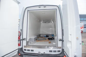 In diesem Kühltransporter wurden Ende Juli 22 syrische Migranten nach Deutschland eingeschleust. Bei einer Ladefläche von rund 6,3 Quadratmetern blieb rechnerisch Platz für kaum 0,3 Quadratmeter pro Mensch.  