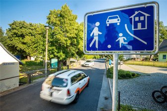 Zum Tanken nach Tschechien: Olbernhau richtet verkehrsberuhigte Zone ein - doch kaum einer hält sich dran - Die Stadt Olbernhau hat die Straße „An der Natzschung“ und das Saigerhüttenareal zum verkehrsberuhigten Bereich erklärt. Vielen Erzgebirgern ist das egal.
