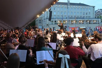 Zum Tanzen und Entdecken: Sommerphilharmonie aus acht Nationen spielt besonderes Konzert auf Chemnitzer Theaterplatz - Sommerphilharmonie auf dem Theaterplatz Chemnitz.