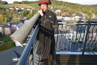 Zum Thumer Weihnachtsmarkt kündigt Türmer die Adventszeit an - Viele Augen werden sich am Samstag in Thum nach oben richten. Türmer Matthias Barth wird mit seinem Ruftrichter vom Balkon der St. Annenkirche rufen und musizieren.