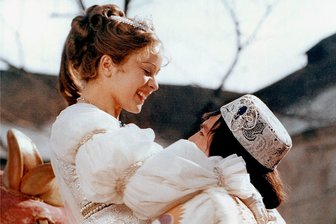 Zum Tod von Aschenbrödel-Star Libuše Safránková: Zwischen Theater und Prager Frühling - Der Prinz (Pavel Trávnícek) passt Aschenbrödel (Libuše Safránková) im Film "Drei Haselnüsse für Aschenbrödel" den verlorenen Schuh an. Der deutsch-tschechische Klassiker ist Kult und wird jedes Jahr zum Weihnachtsfest dutzende Male im Fernsehen ausgestrahlt.