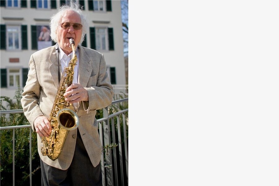 Zum Tod von Emil Mangelsdorff: Jazzzmusiker und radikaler Demokrat - Jazz-Musiker Emil Mangelsdorff spielt auf seinem Saxofon. 