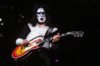 Zum Tod von Kiss-Gitarrist Ace Frehley: Rock ist eigentlich nur geil, wenn man jung ist! - Ace Frehley als „Spaceman“ 1996 bei einem Konzert in Schweden.