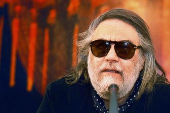 Zum Tod von Vangelis: Von einer kleinen griechischen Stadt zum Musik-Weltstar - Der Grieche Vangelis gilt als einer der Pioniere elektronischer Musik. Jetzt ist er mit 79 Jahren gestorben.