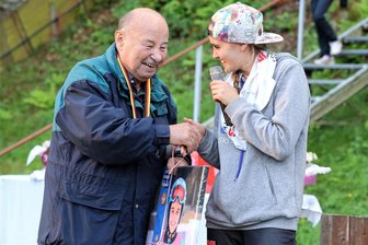 Zum Tod von Weißflog-Entdecker Herbert Neudert: Mit Bonbons auf dem Balken - Selina Freitag hatte vor einigen Jahren den Ladies-Alpen-Cup in Pöhla zum Anlass genommen, um sich bei ihrem ersten Trainer Herbert Neudert herzlich für alles zu bedanken.