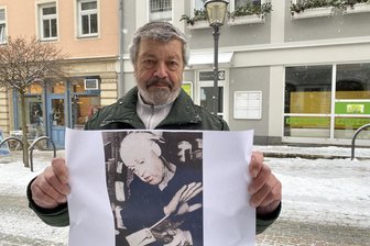 Zum Todestag eines Reichenbacher Originals: „Er war ein Genie, so einer darf nicht vergessen werden“ - Karl-Heinz Meyer mit einem der wenigen Fotos von Hermann Knüpfer. Das Haus hinter ihm ist ein Neubau der 1990er-Jahre. Davor stand das Haus, in dem sich Knüpfers Tabakladen befand.