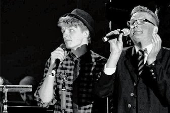Zum Todestag von Jens Pfretzschner: Philharmonic Rock lebt 2023 nochmals auf - Robert und sein Vater Jens Pfretzschner bei Philharmonic Rock 2016 an der Göltzschtalbrücke. 