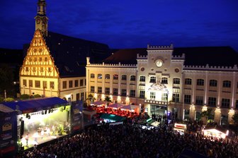 Zum Vormerken: Zehn Höhepunkte zum Zwickauer Stadtfest – was Sie auf keinen Fall verpassen sollten - Auf der großen Hauptmarkt-Bühne vorm Rathaus schlägt ab Freitag für drei Tage das Herz des Zwickauer Stadtfestes.