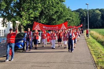 Zum Warnstreik bei Großwäscherei Elis in Striegistal ist es laut geworden - Am Montagmorgen sind etwa 90 Beschäftigte von Elis in Striegistal bei einer angemeldeten Kundgebung zum Warnstreik durch den Ort gezogen.
