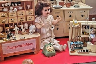 Zum Weihnachtsmarkt in Hirschfeld locken jetzt auch Puppenstuben - Historische Puppenstuben sind während des Weihnachtsmarktes im Hirschfelder Bürgersaal zu bewundern.