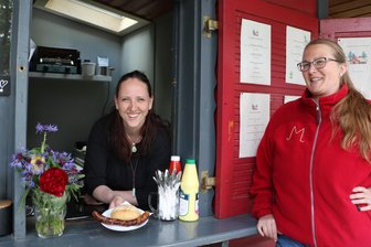 Zum Weltkindertag am Samstag: Magisches Drachenfest in Syrau - Daniela Rudert (links) und Höhlenchefin Manuela Schindler.