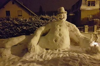 Zum Welttag des Schneemanns: Originelle Skulpturen gesucht - Mit diesem Foto ist Thomas Olbricht aus Frankenberg dem Aufruf der Lokalredaktion Mittweida gefolgt, die Motive von originellen und lustigen Schneeskulpturen sucht.