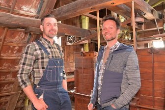 Zum Wochenende in Neukirchen: Führungen durch die alte Gräfenmühle - René Albani (rechts) mit Oliver Steffen (links), der durch die Mühle führen wird.