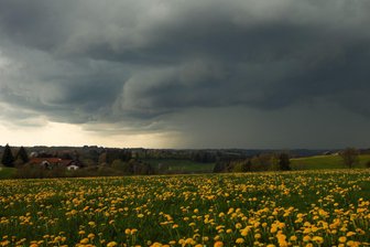 Zum Wochenende wird es wieder wärmer - Dunkle Wolken und Gewitter wird es auch in den kommenden Tagen geben. (Archivbild)