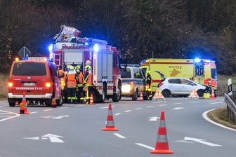Zum Wochenstart: Lkw kippt fast um, zwei Pkw stoßen zusammen - 