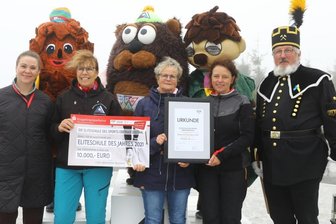Zum zweiten Mal die Besten - Laura Hohmann-Kießler vom DOSB, Gymnasiumsschulleiterin Ute Ebell, Oberschulleiterin Simone Seibt, Internatsleiterin Heidi Kowarik und Ulrich Schaarschmidt von den Bergbrüdern Thum (v. l.) stellten sich in Oberwiesenthal dem Fotografen.