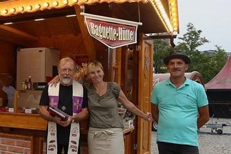Zum Zwickauer Stadtfest: Baguettes mit Gottes Segen - Nagelneu ist die Baguettebude "Kuddelmuddel" von Schausteller-Ehepaar Heike und Klaus Volklandt. Schaustellerpfarrer Wolfgang Eichhorn übernahm die Einweihung. 