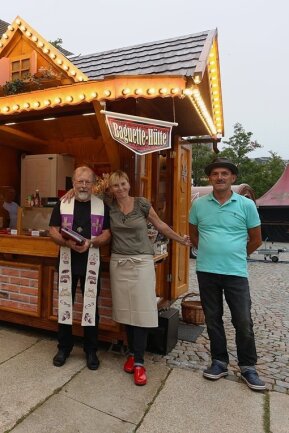 Zum Zwickauer Stadtfest: Baguettes mit Gottes Segen - Nagelneu ist die Baguettebude "Kuddelmuddel" von Schausteller-Ehepaar Heike und Klaus Volklandt. Schaustellerpfarrer Wolfgang Eichhorn übernahm die Einweihung. 