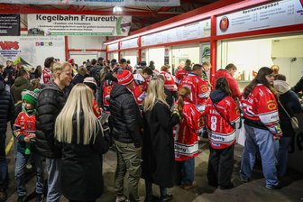 Zumachen oder nachlegen: Was die Play-downs bei den Eispiraten Crimmitschau für ein Cateringunternehmen bedeuten - Lange Schlangen bilden sich auch in den 15-minütigen Pausen zwischen den Verlängerungen an den Cateringständen im Kunsteisstadion im Sahnpark.