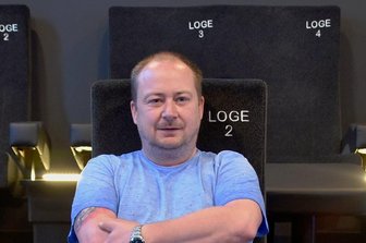 "Zunächst planen wir, nur drei Tage zu öffnen" - Apollo-Kinobetreiber Olaf Müller im Gestühl seines Lichtspielhauses in Limbach-Oberfrohna.