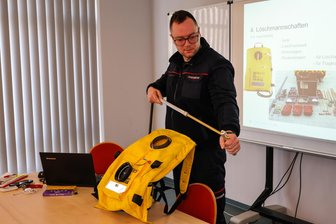 Zunehmende Gefahr: Rettungskräfte im Erzgebirge bilden sich zum Thema Waldbrände weiter - Beim Seminar erläuterte Ausbilder Patrick Neef die Handhabung eines Löschrucksacks.