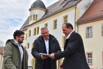 Zunehmender Leerstand in der Innenstadt von Limbach-Oberfrohna: Was kann der Citymanager dagegen tun? - Citymanager Axel Kluge (Mitte) ist für die Innenstadt von Limbach-Oberfrohna zuständig. Dafür steht er im Austausch mit Oberbürgermeister Gert Härtig (li.) und Robert Hößler.