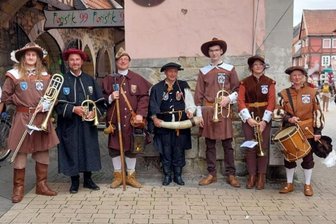 Zunftbrüder aus dem Erzgebirge beglückwünschen jüngsten Türmer Europas - Hausmannsmeister Florian Gulaneck, Thums Türmer Matthias Barth, Nachtwächter Jörg Eller und Türmer Gerd Schlesinger aus Schwarzenberg, Hausmannsmeister Björn Müller, Gesellin Jette Bieber, Türmerin Rosi Winkler (v. l.) in Helmstedt.