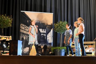 Zur 800-Jahrfeier geben Schüler in Vogtlandort richtig Gas - Lilly, Lene und Thais (von rechts) reisen in die Vergangenheit und treffen auf ein Stallmädchen, gespielt von Josephine.