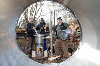 Zur Adventszeit in Afrika: Wie ein Vogtländer einem Kinderhaus in Uganda hilft - Experimentell ging es jetzt bei Kamin- und Ofenbauer Axel Götze (li.) am Plauener Leuchtsmühlenweg zu. Mit Backofenbauer Daniel Reisinger (re.) und dessen Freund Vital Kwizera entwickelte er einen Herd für ein Kinderhaus in Uganda.