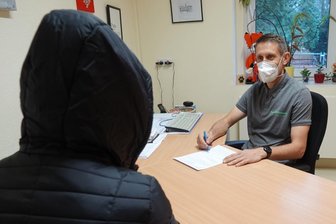 Zurück ins Leben gekämpft - Regelmäßige Gespräche mit Sozialarbeiter Ronny Heymann sind für die junge Frau, die nicht erkannt werden möchte, auch nach dem Besuch der Tagesklinik wichtig, um mit Borderline leben zu können.