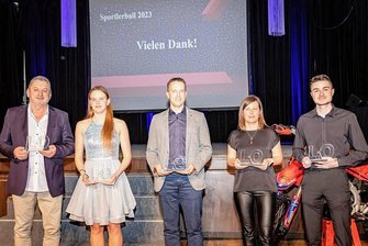 Zur Ehrung kam ein Olympiasieger: Das sind Limbach-Oberfrohnas Sportler des Jahres - Die Sportler des Jahres 2022 aus Limbach-Oberfrohna (von links): Matthias Vogel (Sonderpreis), Julia Ackermann (Jurypreis), Rafael Frommhold (Abteilungsleiter Basketball/Mannschaft des Jahres), Claudia Kühnert (Sportlerin des Jahres), Marec Stchly (Sportler des Jahres).