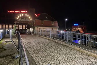 Zur Entscheidung zur Seeberbrücke in Flöha: Sieg der Vernunft - Tor zur Altstadt: Die (noch) baufällige Seeberbrücke als Zugang zur Alten Baumwolle in Flöha am Abend.
