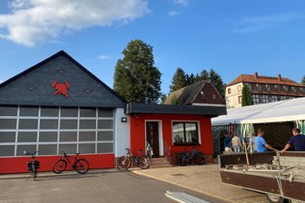 Zur Feier in Erlau geht es mit der Drehleiter in die Luft - Die Feuerwehr Erlau feiert ihre Gründung vor 100 Jahren. Dieser Tage wurde das Festzelt aufgebaut.