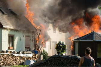 Zur Flucht blieb nur das Fenster: So rettete sich ein Erzgebirger vor dem Großbrand in Pobershau - Mehrere Gebäude in der Nähe des Pobershauer Festplatzes waren am Mittwochmorgen in Brand geraten. Feuerwehrleute kämpften mehrere Stunden gegen die Flammen.