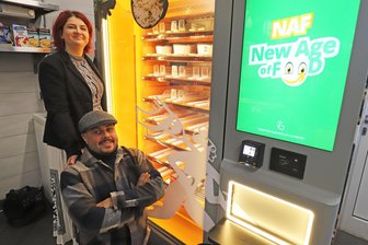 Zur Grünen Woche in Berlin und ins Silicon Valley: Gastronomen aus Halsbach bei Freiberg starten durch - Odette und Abdelilah Lamkhinzni vor ihrem Nudel-Speiseautomaten für die Grüne Woche in Berlin.