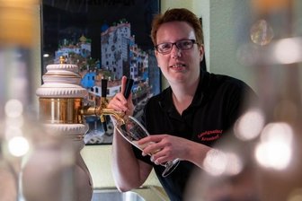 "Zur Guten Quelle" in Arnsdorf: Wie eine Gastronomin der Krise trotzt - Pamela Dörn, Inhaberin des Landgasthofs "Zur guten Quelle" im Peniger Ortsteil Arnsdorf, ist in vielen Bereichen der Gaststätte tätig, so auch an der Theke.